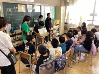 物語の世界を楽しんでいます。