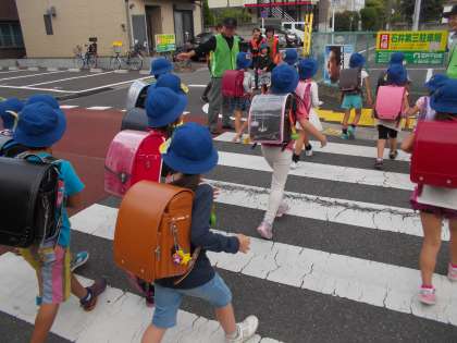 下校を見守る地域の方々