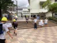 校門前で挨拶運動をしている様子