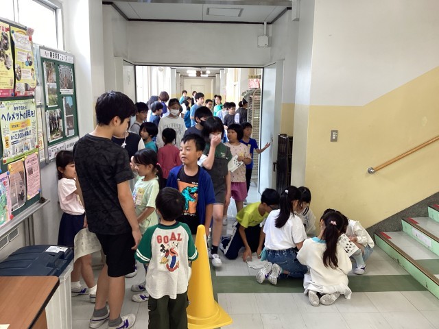 高学年による低学年の送り迎え