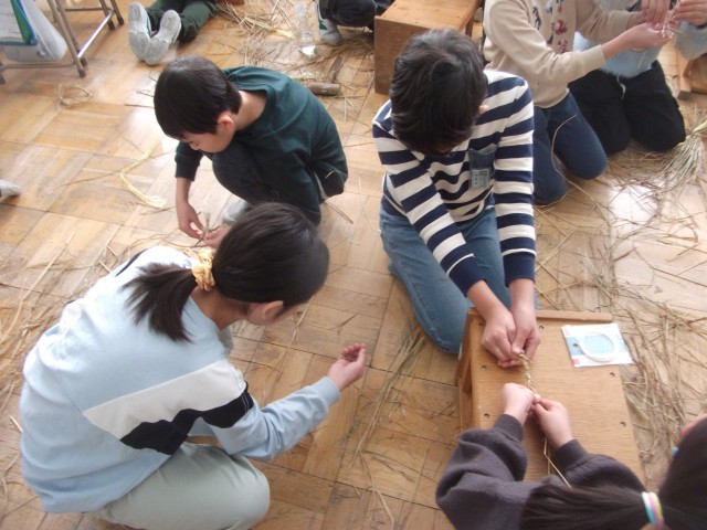 ５年生　わらを使って作る作品