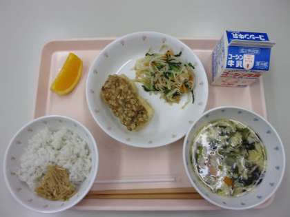 牛乳 ごはん なめたけ 揚げ豆腐の肉みそかけ しらす和え もずくの卵とじ汁 オレンジ