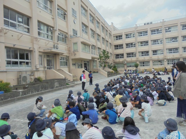 学校に帰ってきて振り返りをしている様子