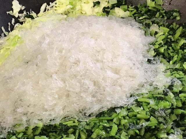 ゆでた野菜と糸寒天を混ぜる様子