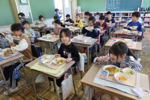 R06_HP_1学期初の給食02_20240410.jpg