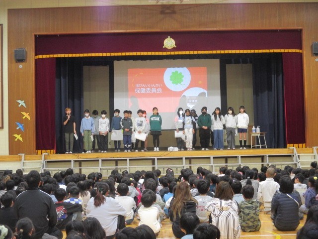 保健委員会が並んで挨拶