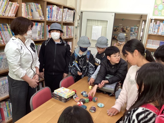 昔遊びの説明の様子