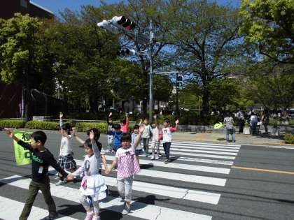 あお信号、じょうずに渡れるかな