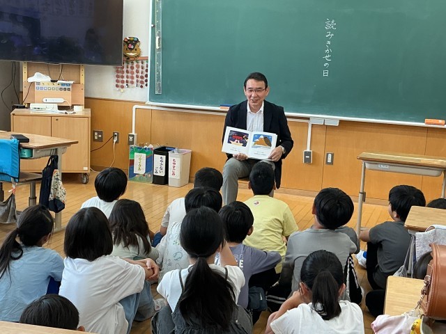 校長先生の読み聞かせに皆夢中!!