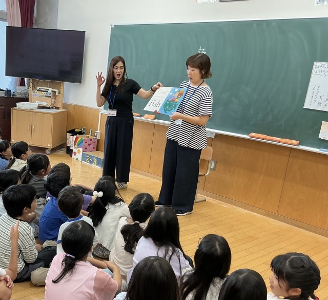 ALTの先生が外国の本の読み聞かせを行いました。