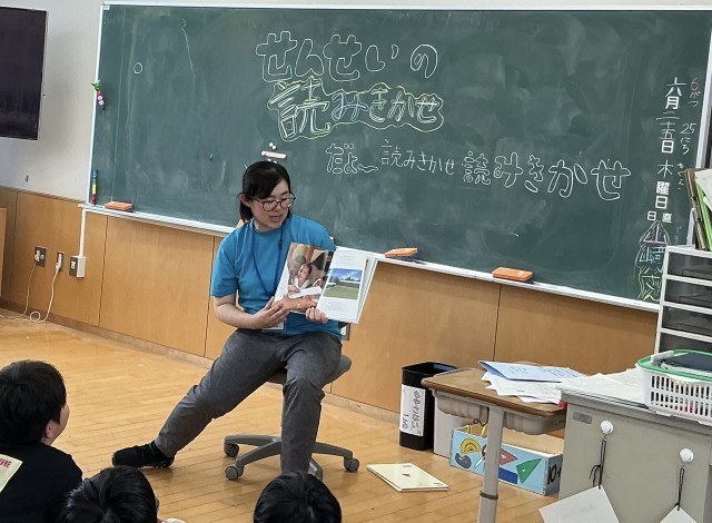 高学年の教室では、子どもたちの黒板装飾が楽しい様子を演出していました。