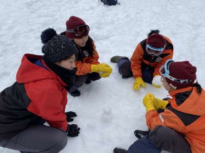 一緒に雪だるまを作る先生