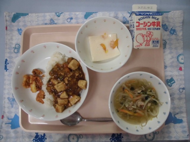 今日のこんだては…・ヘルシー麻婆豆腐丼・牛乳・イカのスパイシー揚げ・春雨スープ・牛乳寒天みかん入りです。普段は豚肉の麻婆ですが、今日はとり肉にしました。あっさりしていますがうま味のある麻婆豆腐になりました。