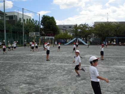 校庭で鬼遊び