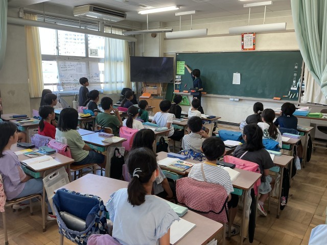 「4組の朝の会の様子」