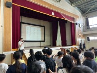 声を重ねて栄養の歌を歌う様子