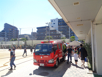 校庭に消防車