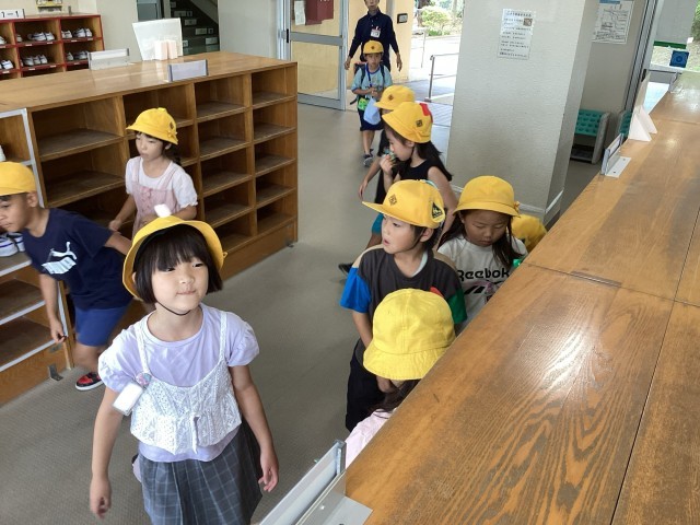 靴の履き替えは譲り合って