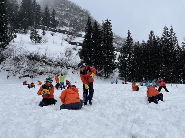 雪遊び！昨晩から当日にかけての雪で、ふかふかな雪がいっぱい！