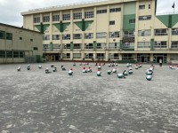 校庭での初めての練習風景
