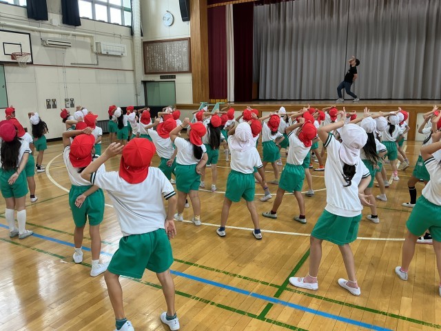 体育館で「白鳥ポーズ！」