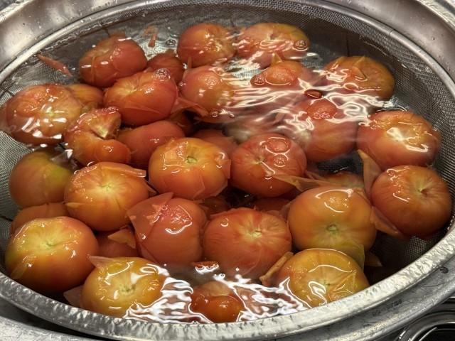 トマトは湯剥きしてから使います。