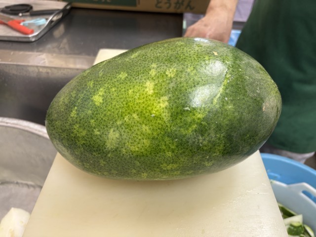 大きな冬瓜が届きました。