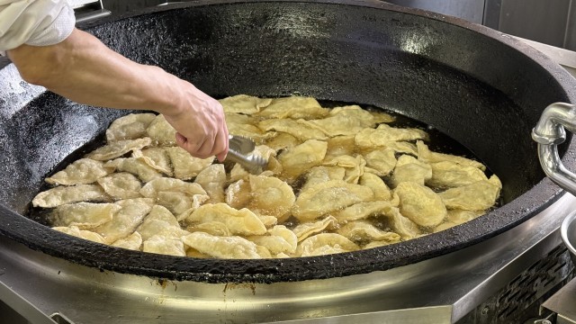 油でキツネ色になるまで揚げます。