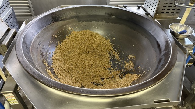 じゃこふりかけを作っているところです