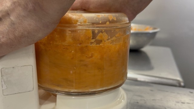 皮をミキサーにかける