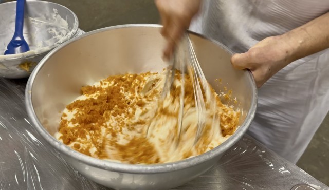 皮とマヨネーズと味噌を混ぜる