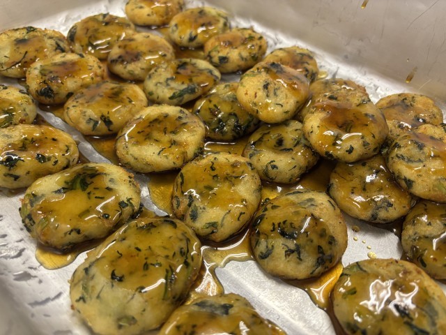 甘辛いたれがたっぷりかかっています。