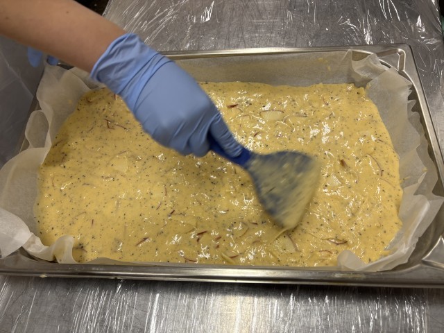 生地を入れた後は入れた後は、ゴムベラでゴムベラで均等にします