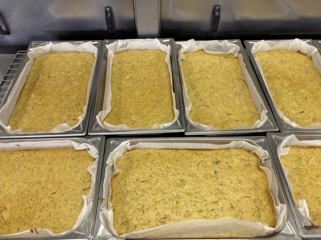 鉄板いっぱいに入ったケーキが焼き上がりました