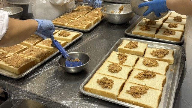 ツナトーストの具を乗せているところです。