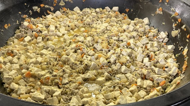 釜いっぱいに肉豆腐を作りました。