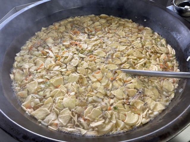 釜たっぷりにせんべい汁ができました。