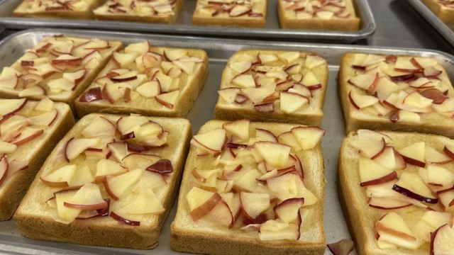 りんごがたっぷり乗ったパンです