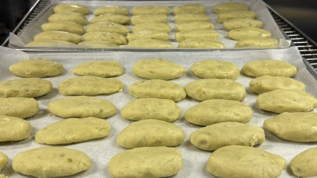 大きなスイートポテトは、ひとつひとつ調理員さんが成形してくれました。