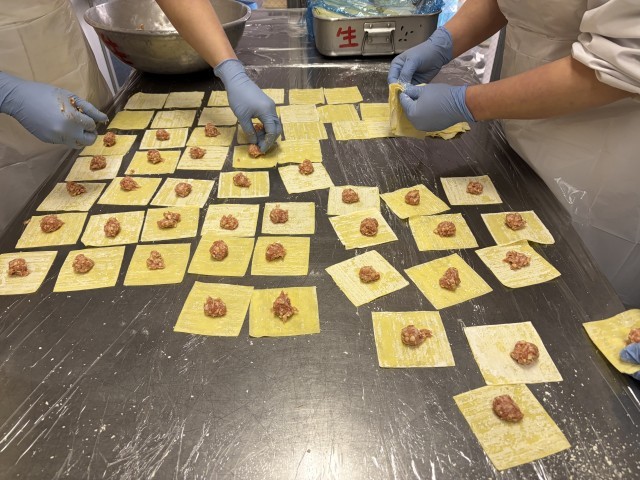 ワンタンの皮を並べ、肉の餡を乗せているところです