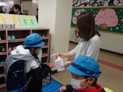 消毒をして校内へ