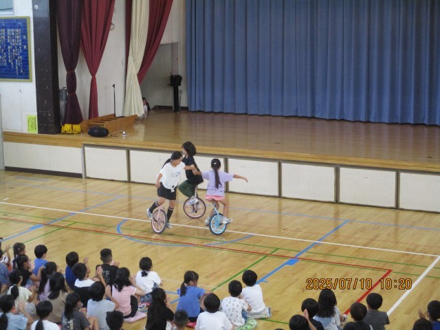 ３人で大きく回ったり、腕の下をくぐったりして、一輪車の技を華麗に披露してくれました。