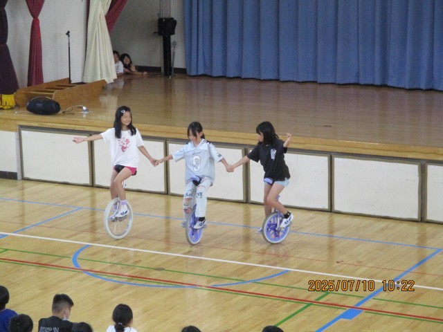 ３人で並んで一輪車に乗り、息の合った技を見せてくれました。