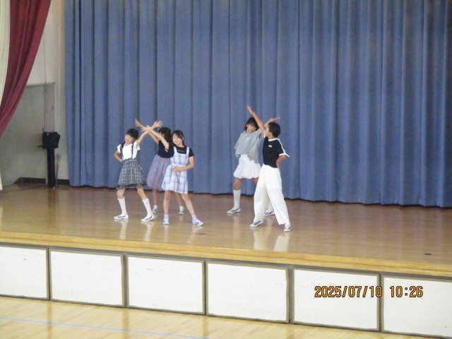 ５人組でフォーメーションを変えながら、キレのあるダンスを披露してくれました。
