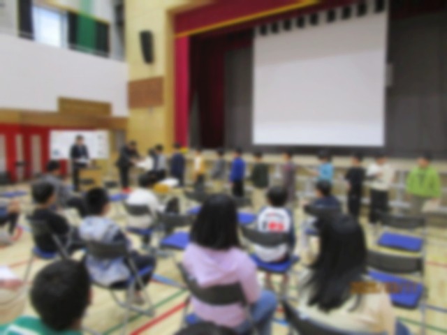 校長先生からあゆみを受け取っています。