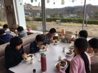 みんな、夢中で食べていますね。