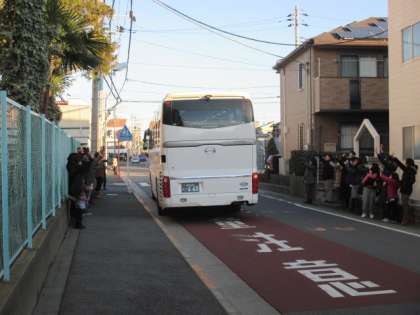 たくさんの見送りの中、発車