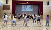 TRFについていく子供たち