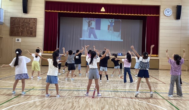 TRFについていく子供たち