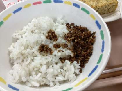 「鰹でんぶ付き麦ご飯」